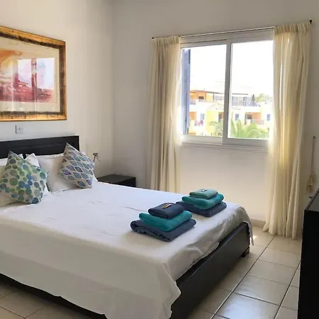 Daire Limnaria Gardens - Spacious And Sunny 1 Bed With Pool Views Pafos