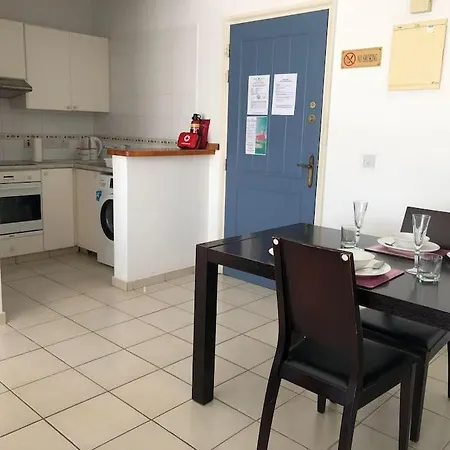 Daire Limnaria Gardens - Spacious And Sunny 1 Bed With Pool Views