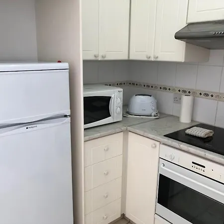 Limnaria Gardens - Spacious And Sunny 1 Bed With Pool Views *